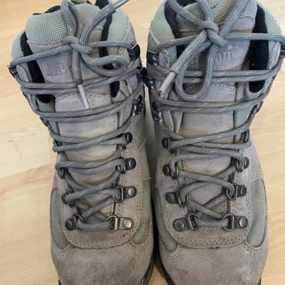 Ladies 7 wide LL Bean Hiking Boots - Picture 1 of 4
